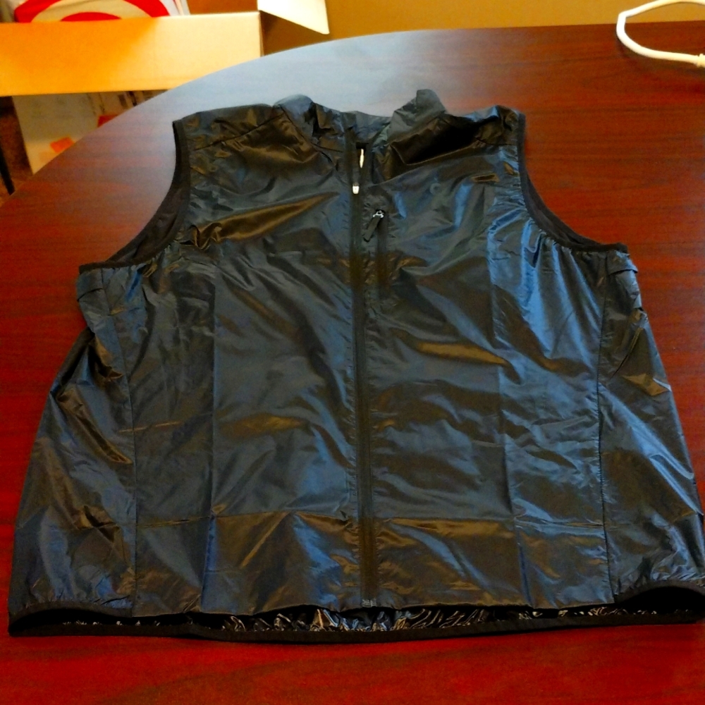 Run On Clouds Mens Weather Vest New